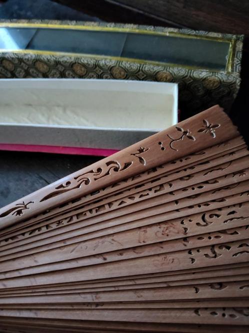 Antieke waaier met kwastje in origineel doosje, Antiek en Kunst, Antiek | Overige Antiek, Ophalen of Verzenden