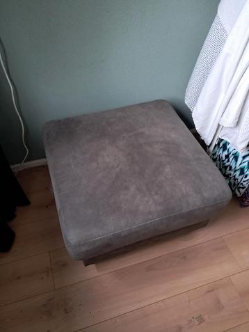 Grijze poef / hocker Gratis ophalen.  beschikbaar voor biedingen