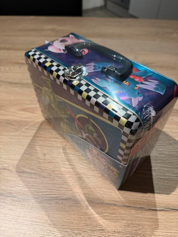Pokémon lunchbox met inhoud. Sealed., Hobby en Vrije tijd, Verzamelkaartspellen | Pokémon, Nieuw, Foil, Ophalen of Verzenden