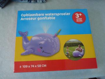 Opblaasbare Watersproeier Paarse Walvis beschikbaar voor biedingen