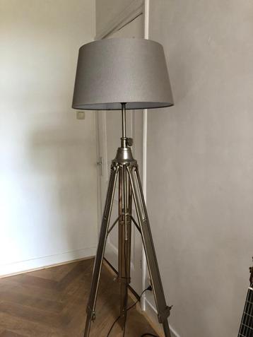 Fraaie Staande Vloerlamp/ Driepoot beschikbaar voor biedingen