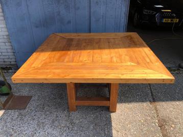 Gebruikte tafel beschikbaar voor biedingen
