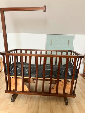 Familie wieg uit jaren ‘70 incl 2x bekleding beschikbaar voor biedingen