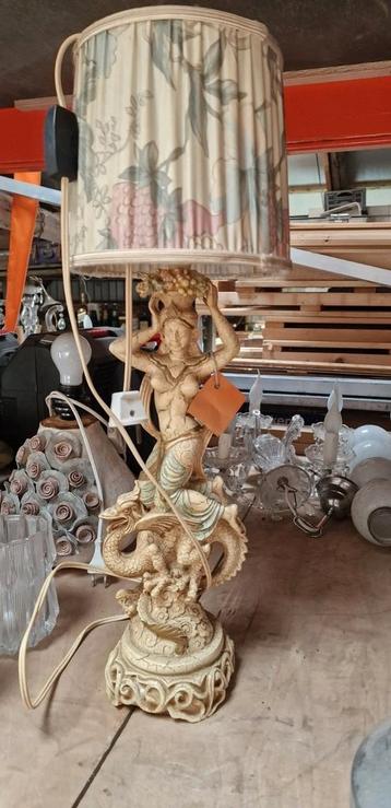 Antieke Balinese tafellamp schemerlamp  beschikbaar voor biedingen