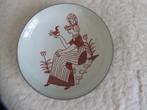 Volendams aardewerk schotel, 1955, vrouw in klederdracht, Antiek en Kunst, Antiek | Keramiek en Aardewerk, Ophalen of Verzenden