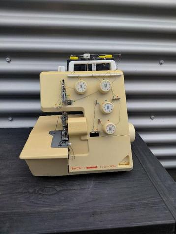 Bernina funlock 006D lockmachine met voetpedaal  beschikbaar voor biedingen
