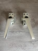 Raamsluiting met drukknop links en rechts heb meerdere.AXA, Doe-het-zelf en Verbouw, Hang- en Sluitwerk, Ophalen, Nieuw, Chroom