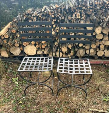 2  ijzeren bistro stoelen te koop beschikbaar voor biedingen