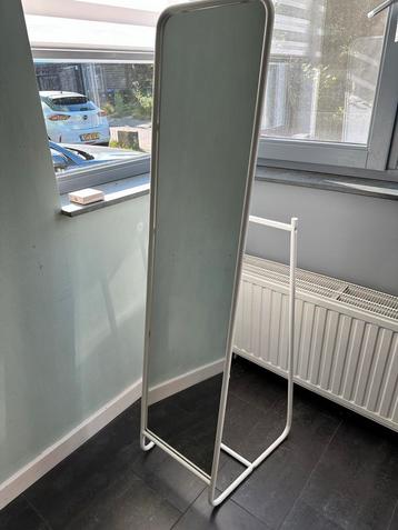 Staande Spiegel met Witte Frame beschikbaar voor biedingen