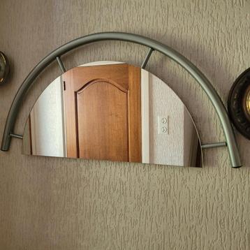 Spiegel met metalen frame beschikbaar voor biedingen