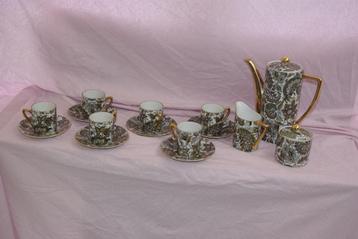 Thee servies beschikbaar voor biedingen