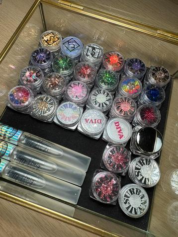 Glitters nagels en nagelriemolie  beschikbaar voor biedingen