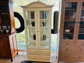 Vitrinekast brocante 188x90cm beschikbaar voor biedingen