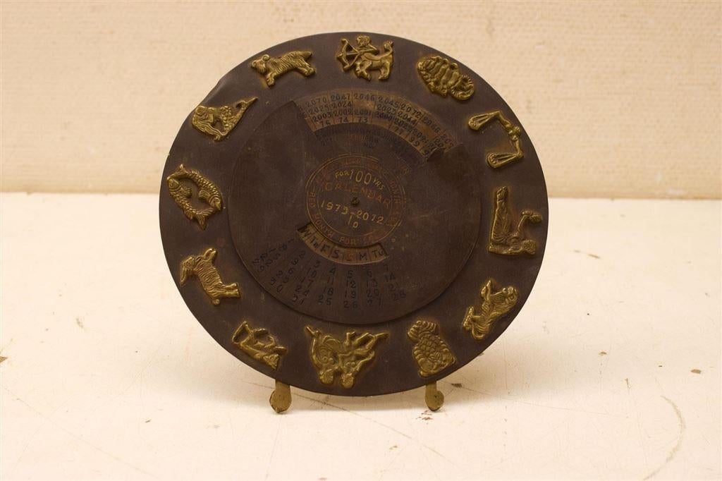 Messing ronde kalender op stander 45693, Antiek en Kunst, Antiek | Koper en Brons, Ophalen of Verzenden