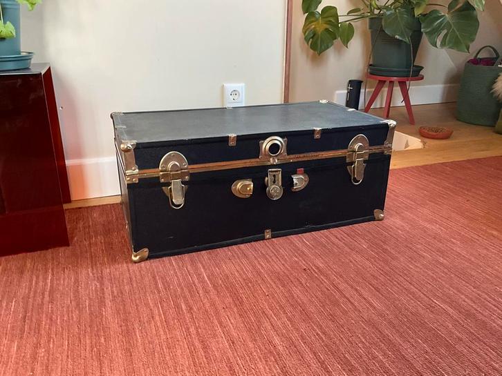 Grote zwarte vintage kist 77 breed x 40 diep x 31 hoog, Huis en Inrichting, Woonaccessoires | Kisten, Gebruikt, Minder dan 50 cm