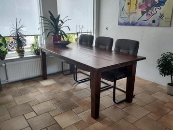 Hardhouten eettafel 210 x 95 beschikbaar voor biedingen