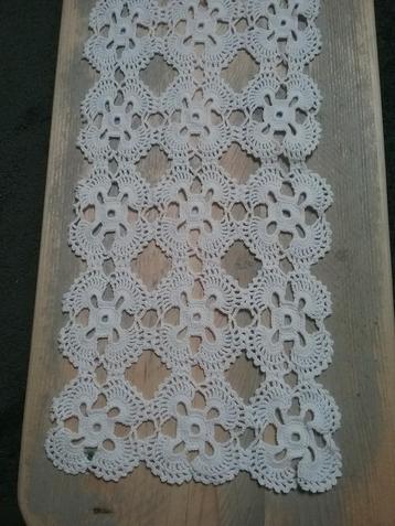 Oud wit gehaakt kanten lopertje van 65x15 cm beschikbaar voor biedingen