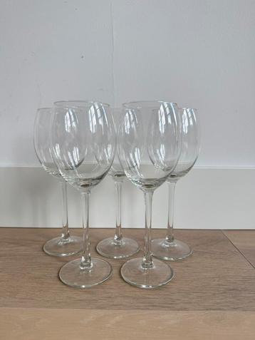5 wijnglazen. 22 cm hoog. Diameter 8 cm. beschikbaar voor biedingen