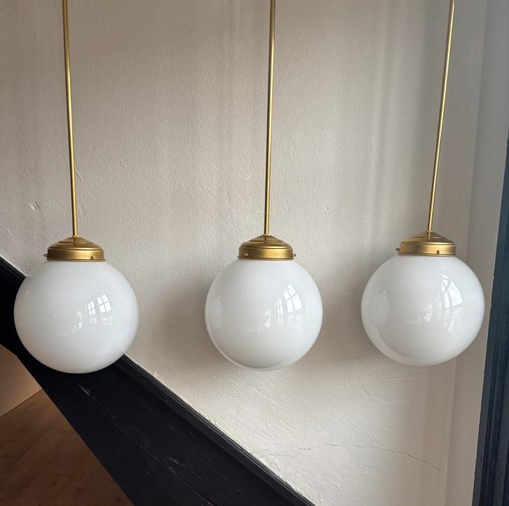 Vintage set 3 witte bollampen schoollamp globe mesing glazen, Huis en Inrichting, Lampen | Hanglampen, Zo goed als nieuw, 75 cm of meer