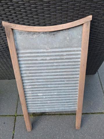 Antiek wasbord. Schrobbord beschikbaar voor biedingen