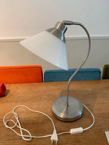 Tafel/bureau lamp met glazen kap beschikbaar voor biedingen