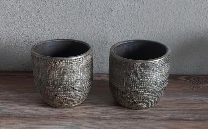 2 BLOEMPOTTEN goud bewerkt 🙂, Tuin en Terras, Bloempotten, Zo goed als nieuw, Aardewerk, Binnen, Minder dan 40 cm, Minder dan 25 cm