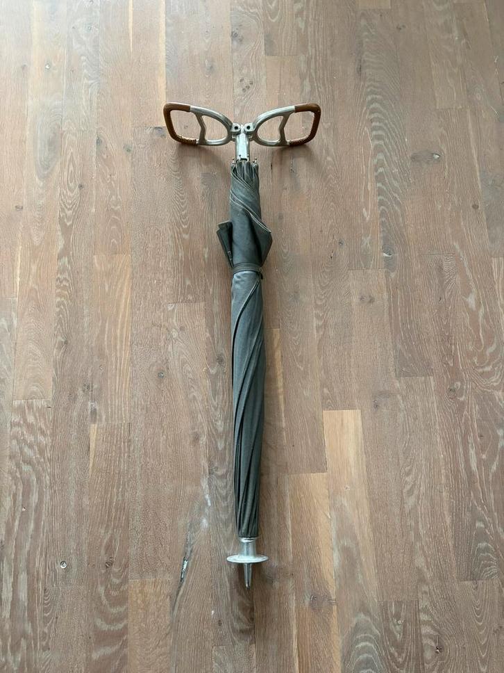 Vintage en zeldzaam. Zeer stevige Paraplu Zitstok. Merk: ÑK, Sieraden, Tassen en Uiterlijk, Paraplu's, Grijs, Ophalen of Verzenden