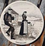 Ronde tegel Terschelling boer en boerin kippen, Ophalen