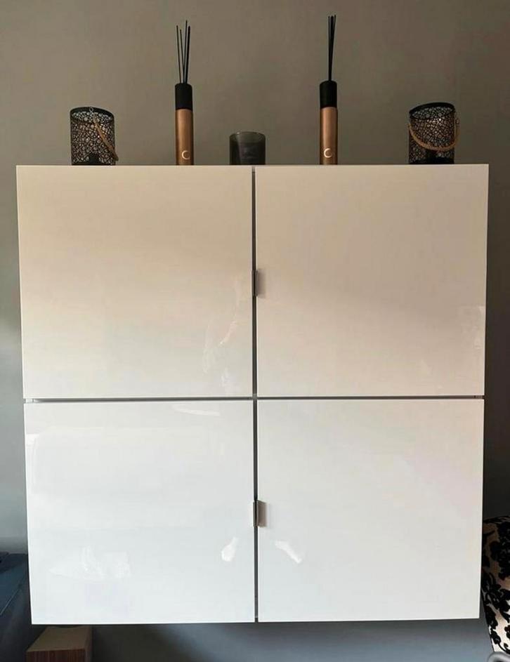 Hoogglans witte hangkast met 4 deuren, Huis en Inrichting, Kasten | Dressoirs, Zo goed als nieuw, 100 tot 150 cm, 25 tot 50 cm
