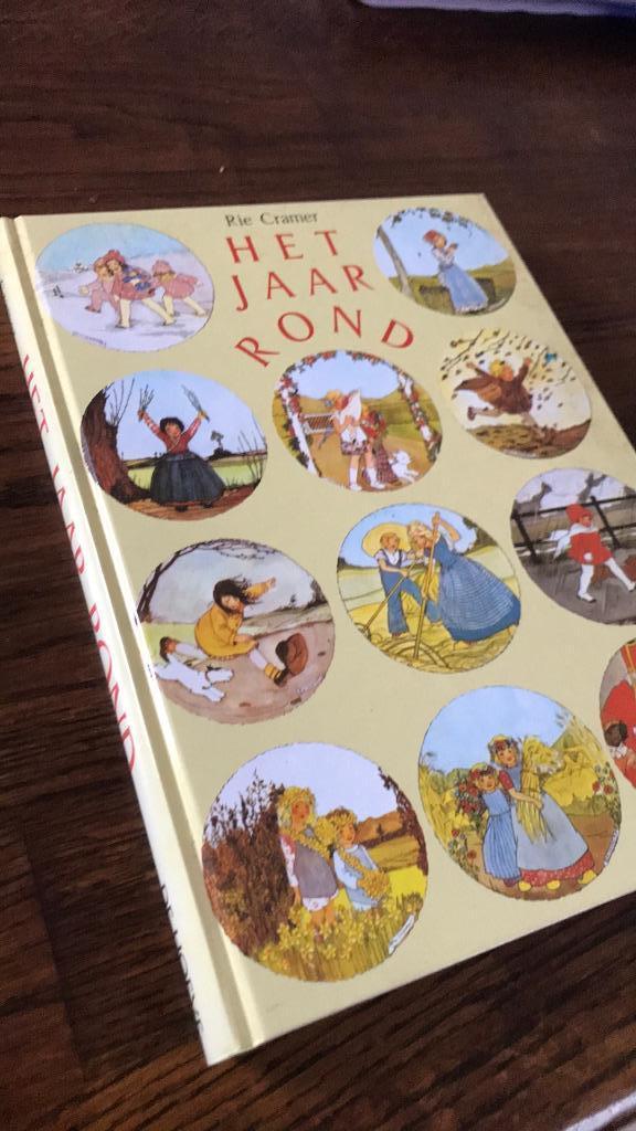 Rie Cramer. Het jaar rond, Boeken, Prentenboeken en Plaatjesalbums, Zo goed als nieuw, Prentenboek, Ophalen of Verzenden