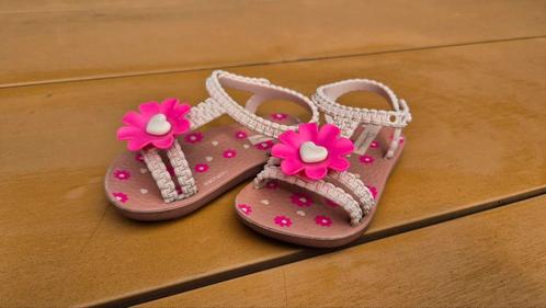 Lieve Ipanema sandaaltjes – maat 17/18 – roze met bloemetjes, Kinderen en Baby's, Babykleding | Schoentjes en Sokjes, Zo goed als nieuw