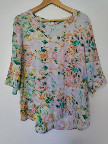 Essentiel top, maat 42 (valt klein, als een 40) beschikbaar voor biedingen