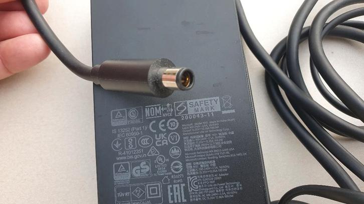 Voeding Microsoft Surface, 199W, (15,35v, 12,96A)AC-adapter, Computers en Software, Laptop-opladers, Gebruikt, Ophalen of Verzenden