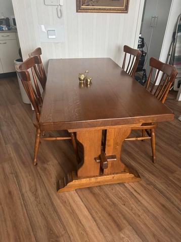 Houten Eettafel met Stoelen beschikbaar voor biedingen