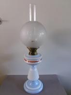 pracht staande olie lamp glazen voet met mooi geetst bol., Antiek en Kunst, Antiek | Lampen, Ophalen of Verzenden