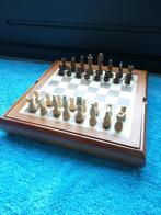 Houten verhoogd schaakbord met houten stukken, Ophalen of Verzenden, Minder dan 500 stukjes, Zo goed als nieuw, Schaken