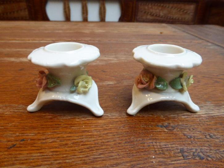 2 verfijnde porseleinen kandelaartjes, Capodimonte Italy, Antiek en Kunst, Antiek | Kandelaars, Keramiek of Aardewerk, Ophalen of Verzenden