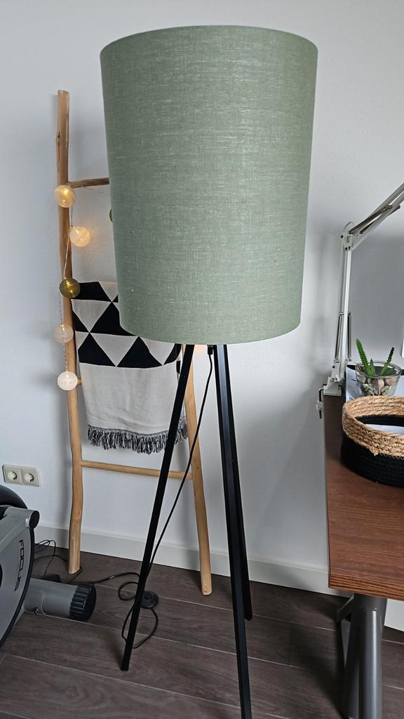 Staande Lamp Driepoot Zwart met Groene Kap, Huis en Inrichting, Lampen | Vloerlampen, Zo goed als nieuw, 150 tot 200 cm, Metaal