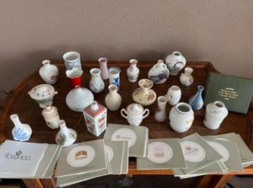 24 Miniatuur Vaasjes Porselein Huizen beschikbaar voor biedingen