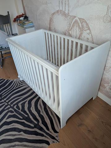 Wit ledikant, 60x120cm, krijtverf beschikbaar voor biedingen