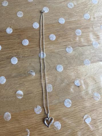 zilveren ketting met hartje beschikbaar voor biedingen