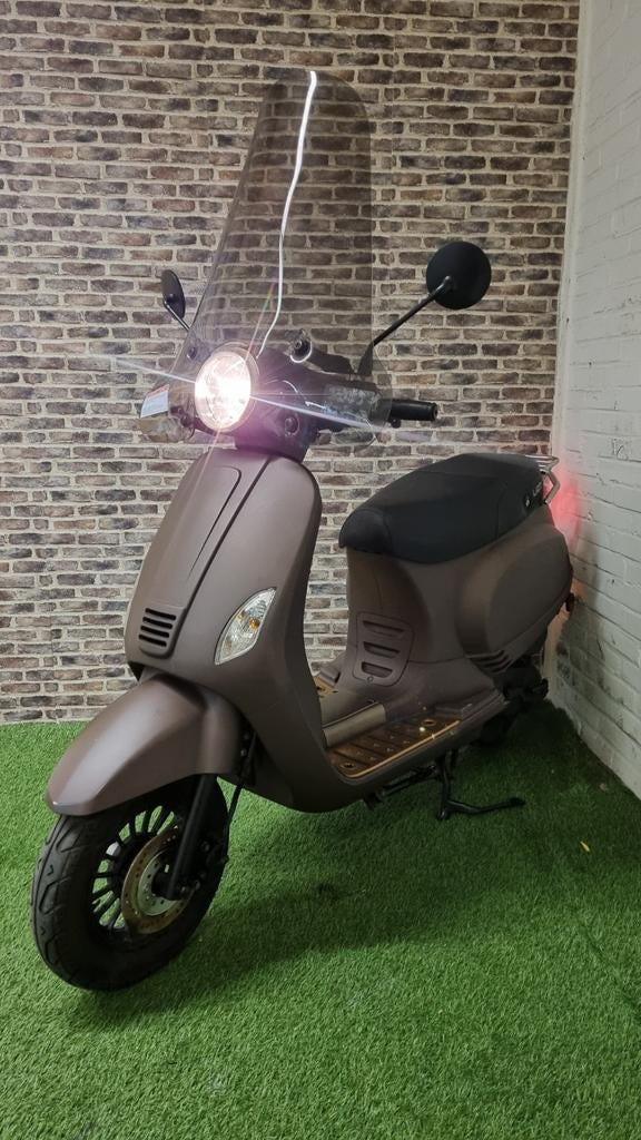 Zeer nette Znen snorscooter vespa look 2018. Laag km, Overige modellen, Ophalen of Verzenden, Zo goed als nieuw