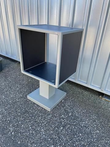 AKAI Cube op voet – Pearl Shadow, Designklassieker uit 1984 beschikbaar voor biedingen