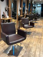 Kappersstoelen en spiegels