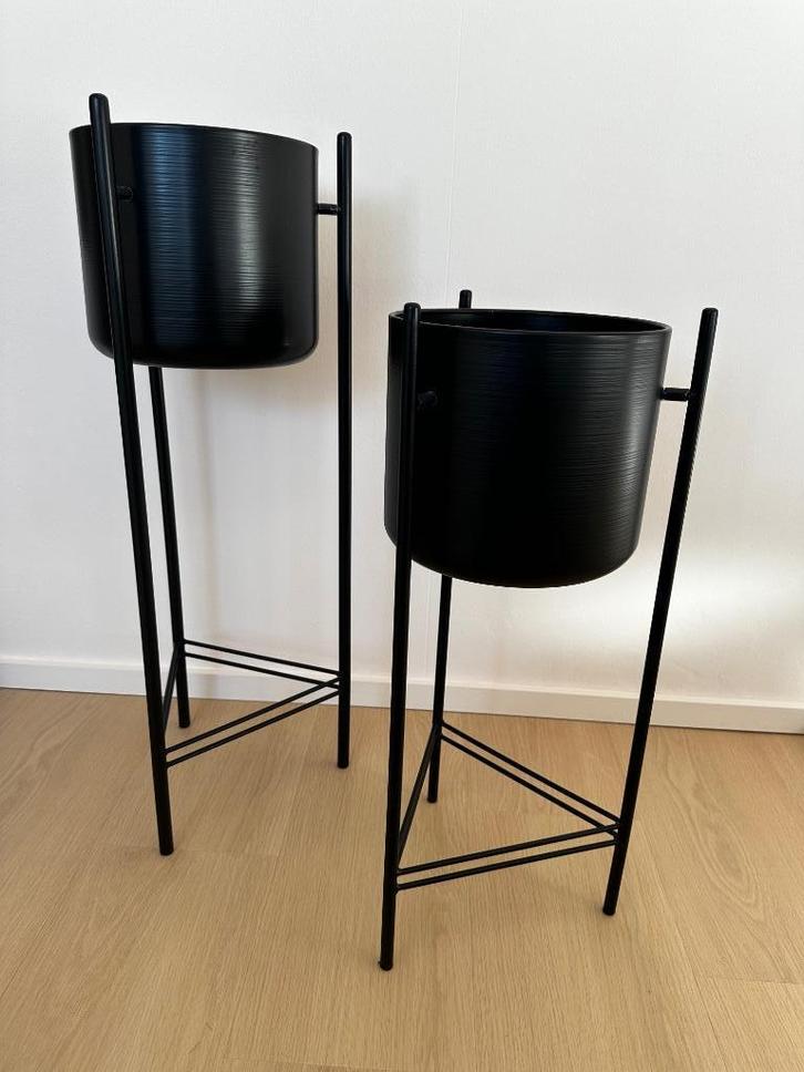 Intratuin zwarte bloembak 80cm hoog - €20, Tuin en Terras, Bloempotten, Zo goed als nieuw, Metaal, Binnen, Minder dan 40 cm, Minder dan 25 cm