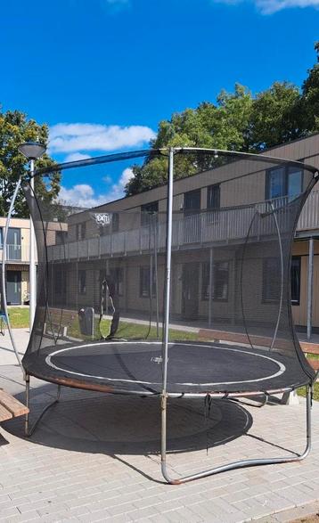Trampoline in goede staat beschikbaar voor biedingen