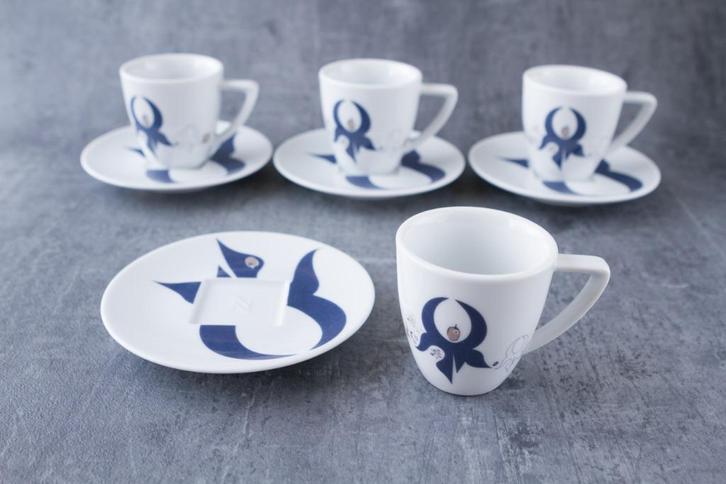 4x Nespresso design kop en schotel - Singatoba, Huis en Inrichting, Keuken | Servies, Gebruikt, Kop(pen) en/of Schotel(s), Overige stijlen