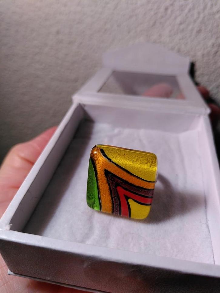Grote vierkante ring 🦜 HANDMADE 🦜 Kleurrijk  Verstelbaar, Sieraden, Tassen en Uiterlijk, Ringen, Zo goed als nieuw, Dame, Overige materialen