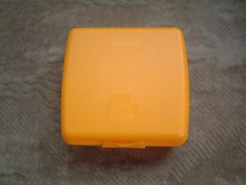 tupperware oranje boterham bak doos beschikbaar voor biedingen