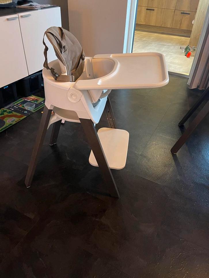 2x Stokke Steps Kinderstoelen, Kinderen en Baby's, Kinderstoelen, Gebruikt, Meegroeistoel, Aanschuifbaar, Afneembaar eetblad, Gordel(s)